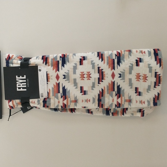 NWT Frye Southwestern Print Plush Silky Soft Throw 50x70 - Picture 3 of 6